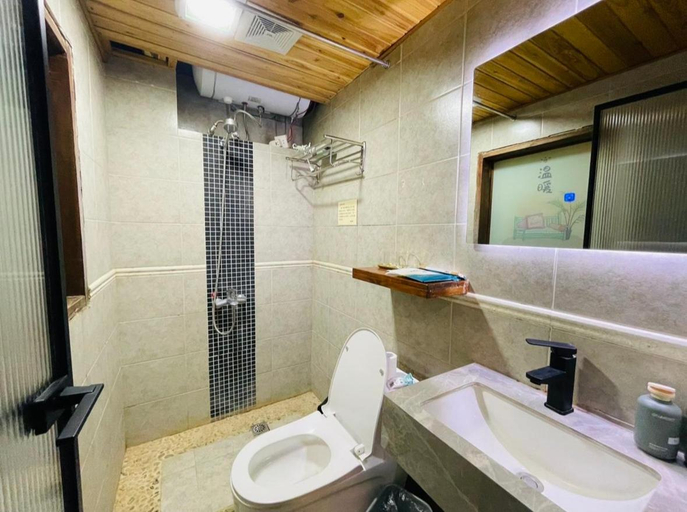 Bathroom 3, Qinminshe Inn, Lijiang
