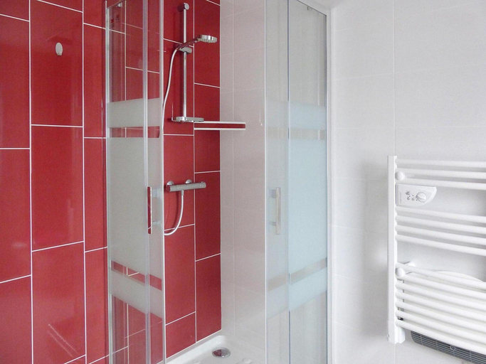 Bathroom 3, House in Saint-Quay near 7 Beaches, Côtes-d'Armor