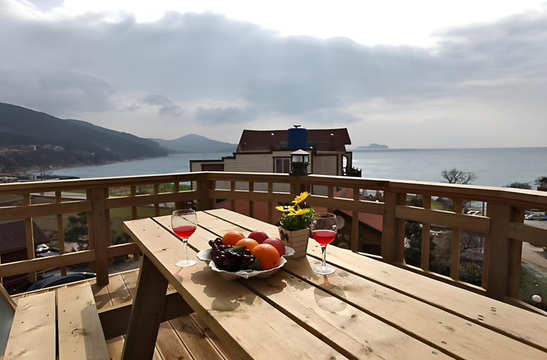 Others 4, kkumebon pension, Geoje