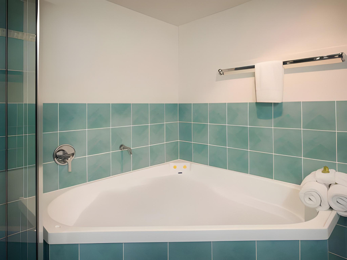 Bathroom 4, At The Sound Apartments, Noosa - Noosa-Noosaville
