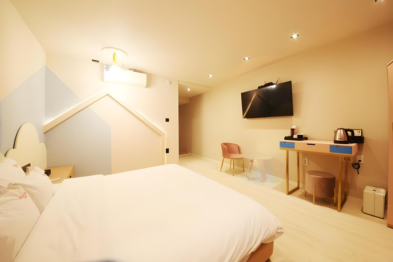 Bedroom 3, Gimhae Jangyu Almond Kids Hotel, Gimhae