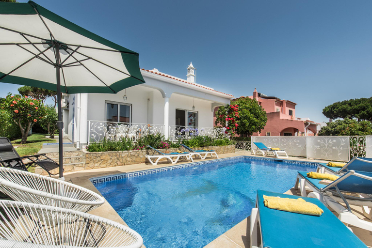 Sport & Beauty 2, Well-appointed villa is situated in the popular resort of Vilamoura, Loulé
