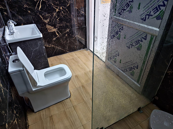 Bathroom, Hotel Relax Max Sariyatal Nainital, Nainital