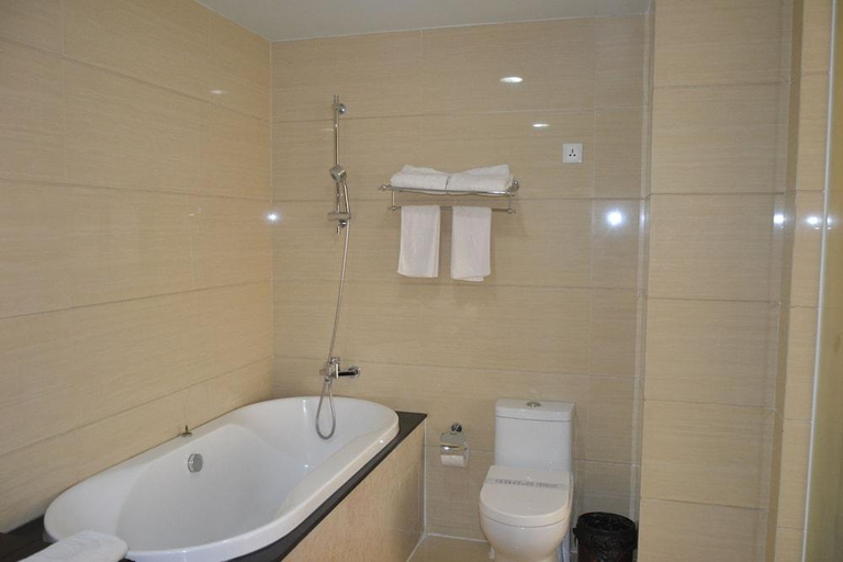 Bathroom 2, Kololo Courts Hotel And Restaurant, Kampala