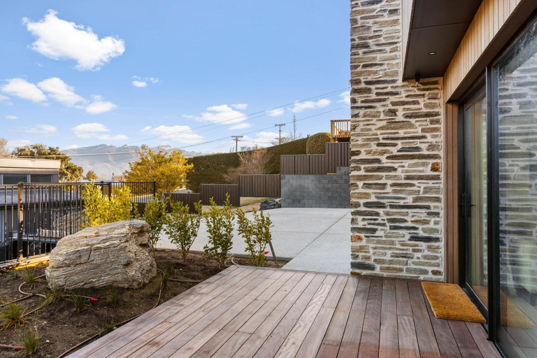 Others 4, Studio Guest Home with Roys Peak Views, Queenstown-Lakes