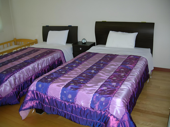 Bedroom 2, Airport Guesthouse, Jung