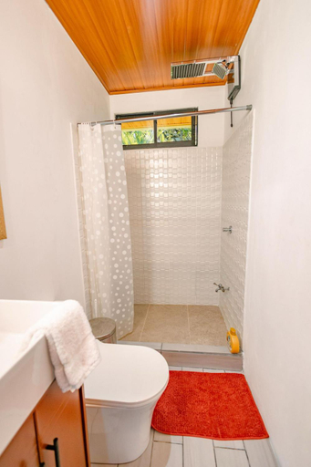 Bathroom 4, Tardes Doradas, Aguirre
