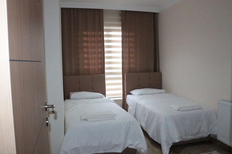 Bedroom 2, White House Apart, Merkez