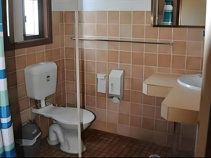 Bathroom 2, Narooma Motel, Eurobodalla