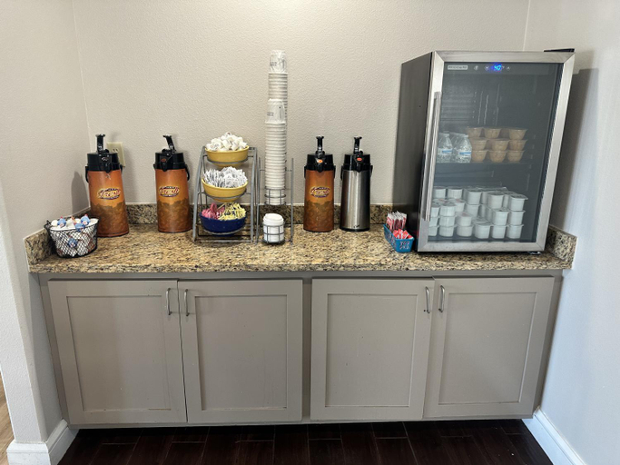 Food & Drinks, Days Inn by Wyndham Adel I-75, Cook