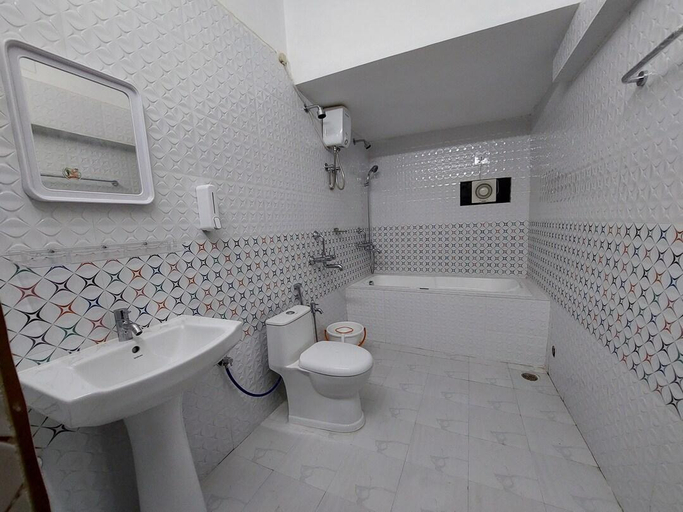 Bathroom 3, Bhubaneswar Guest House, Khordha