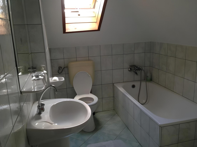 Bathroom 2, Viola Vendeghaz, Pápa