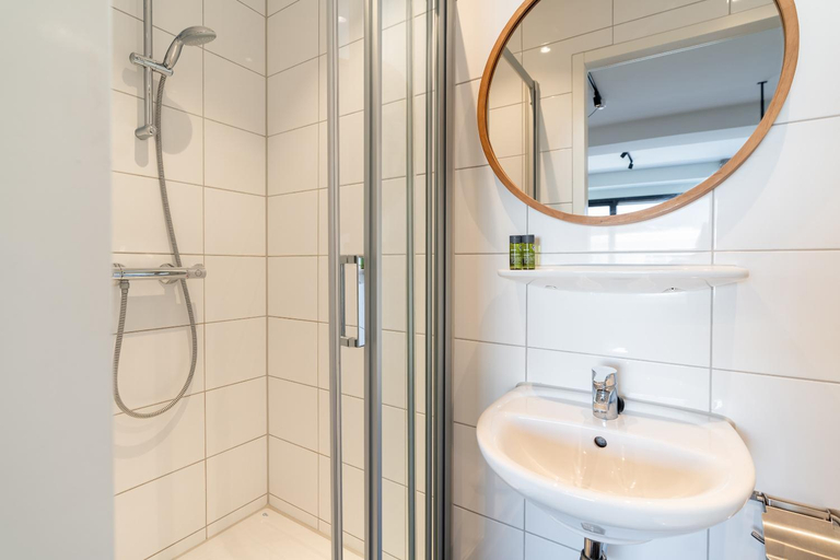 Bathroom 3, UtrechtCityApartments – Huizingalaan, Utrecht