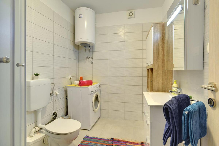 Bathroom, Apartments Elviana, Pula
