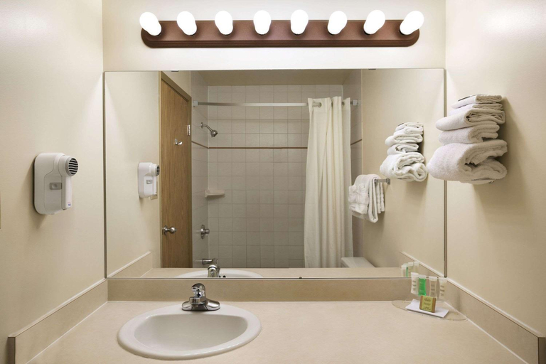 Bathroom 4, Super 8 By Wyndham Slave Lake Ab, Division No. 17