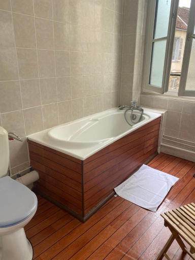 Bathroom 5, Hotel du Commerce, Yonne