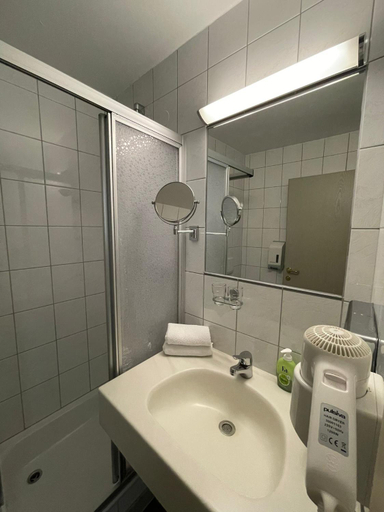 Bathroom 5, Hotel Belmont, Imst