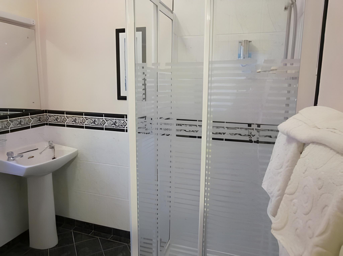 Bathroom 5, Aras Ghleann Cholm Cille