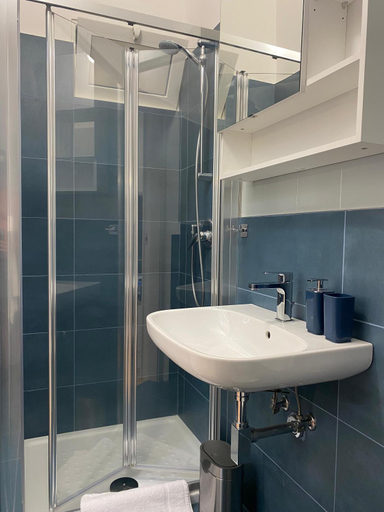 Bathroom 4, Ostuni Ayla Apartments, Brindisi
