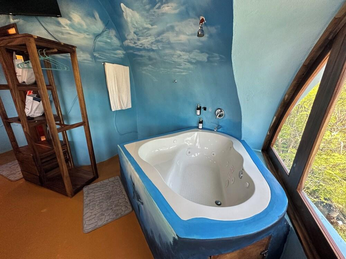 Bathroom 3, Beachfront Paradise Boutique Hotel - Breeze Room I, Dist. Pochutla