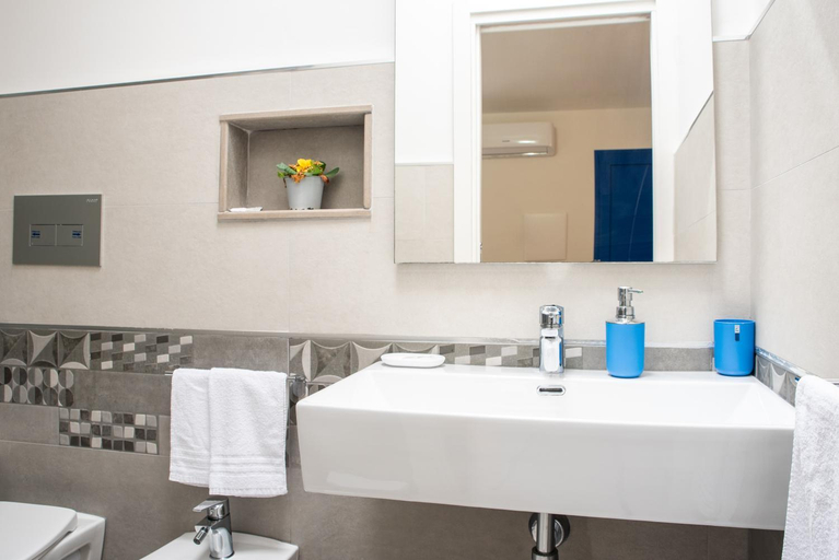 Others 5, Bed & Blu, Nuoro