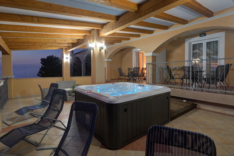 Hot tub 5, Seabreeze Apartments with Shared Jacuzzi, Senj