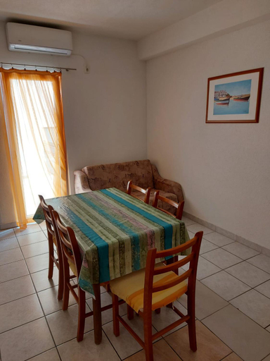 Others 4, Apartmani Karla, Dugi Rat