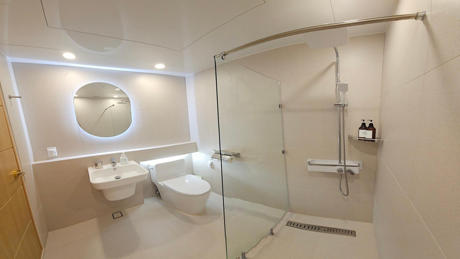 Bathroom 4, Tongyeong Bay Condo Hotel, Tongyeong