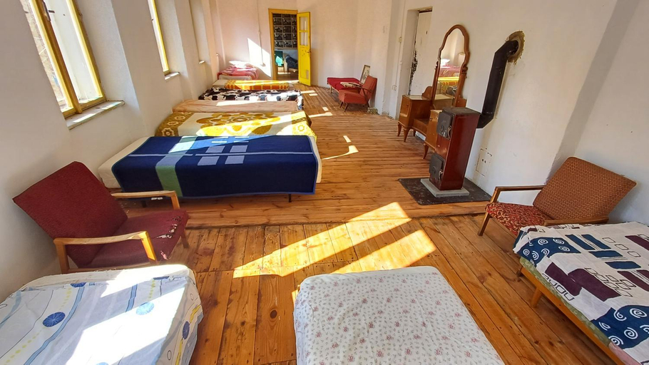 Bedroom 5, Cesta, Tábor