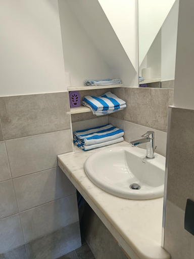 Bathroom, Una finestra speciale su Palazzo Rosso. Monolocale, Genova