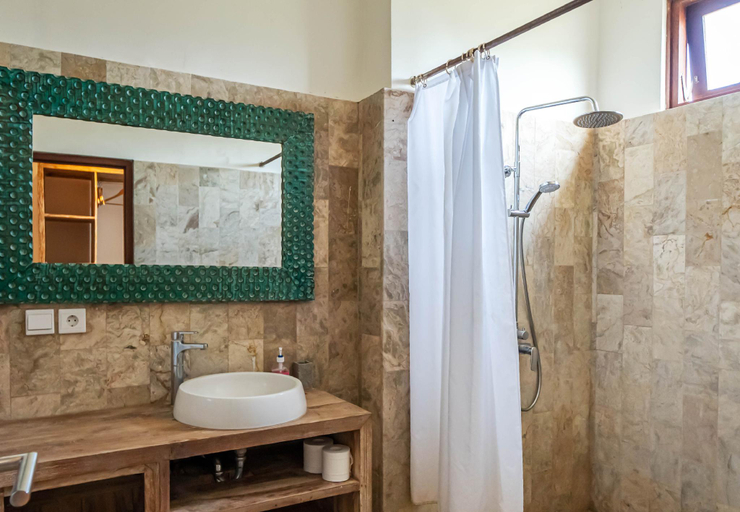 Bathroom 4, Soleia Surf Camp, Badung