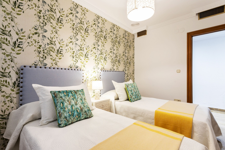 Room 4, Fabulous 3 Bd Apartment Great Location. Puerta Real, Granada