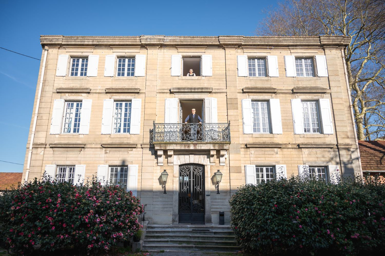 Exterior & Views