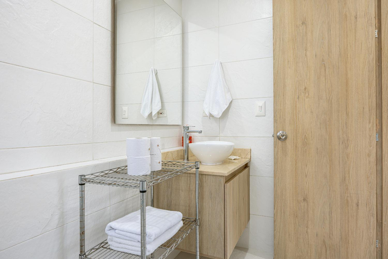 Bathroom 2, Apartamentos Borbon Suites, Medellín
