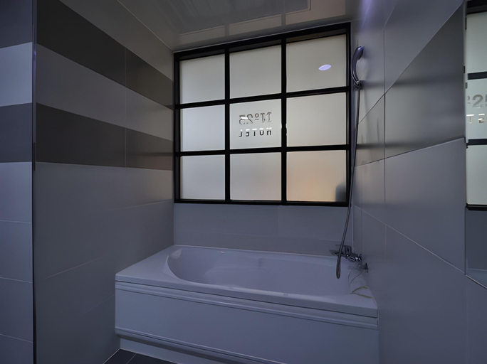 Bathroom 4, Number 25 Samcheonpo, Sacheon