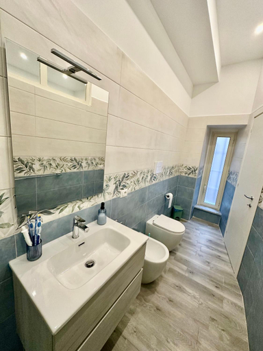 Bathroom 4, Gloves Rooms, Napoli