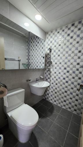 3, A Bridge House 1-C, Jung