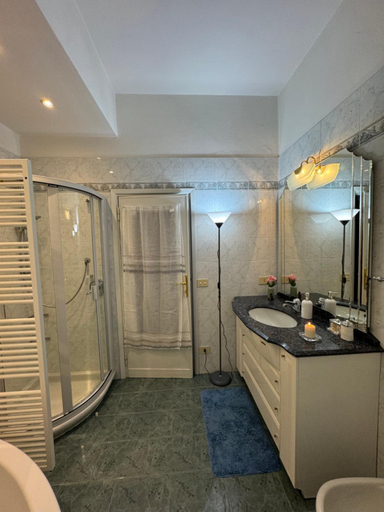 Bathroom 4, Florence San Jacopino Suite, Florence