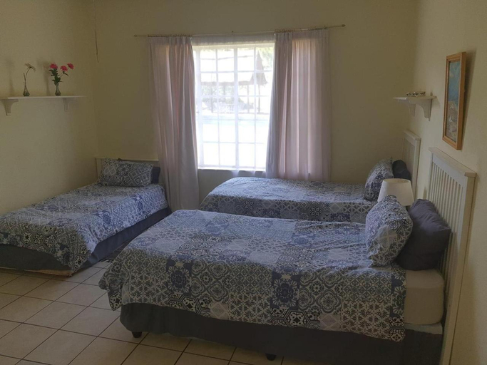 Bedroom 2, Cynthias Country House, Bojanala