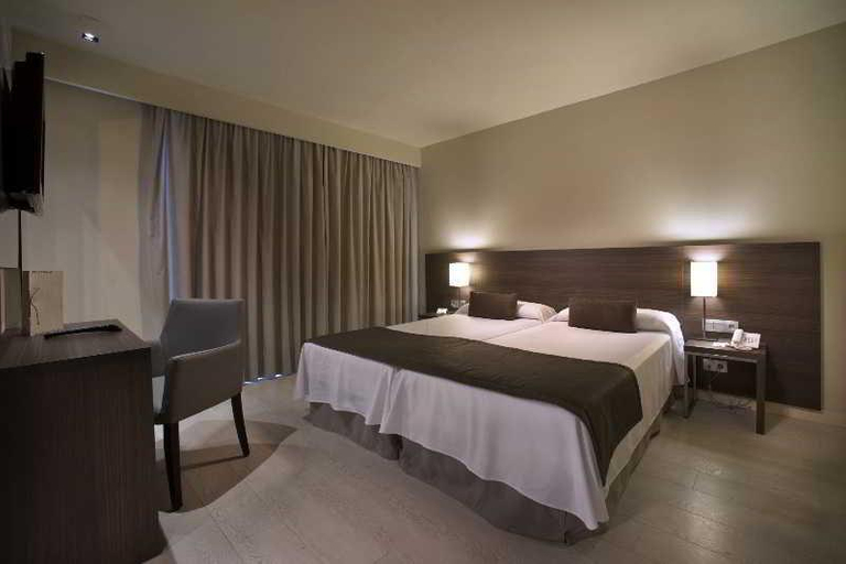 Bedroom 2, Hotel MediterraneoAnexo, Girona
