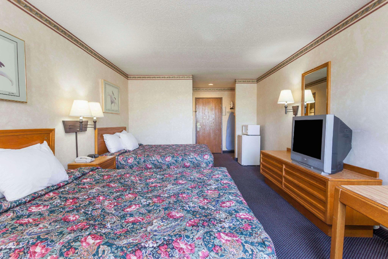 Bedroom 3, American inn & Suites, Monroe