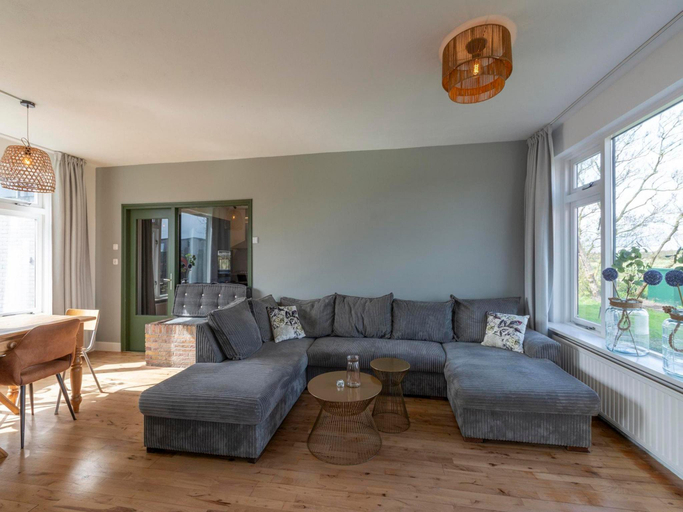 4, Spacious Villa with garden, Zijpe