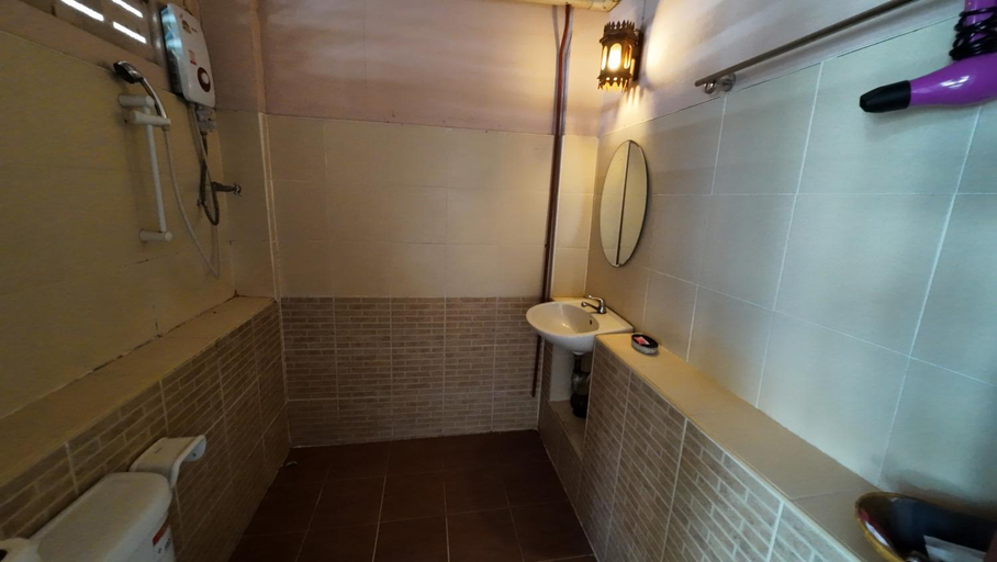 Bathroom 4, Baan Tawan Guesthouse, Pai
