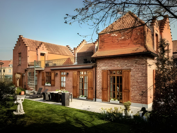 Exterior & Views