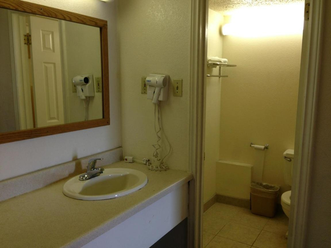 Bathroom 4, Days Inn by Wyndham South Fort Worth, Fort Worth