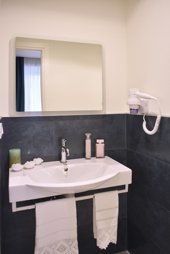Bathroom 2, CATANIA LIVING ROOMS, Catania