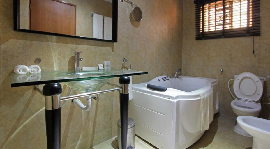 Bathroom 5, Valley Front View Hotel, Kosofe