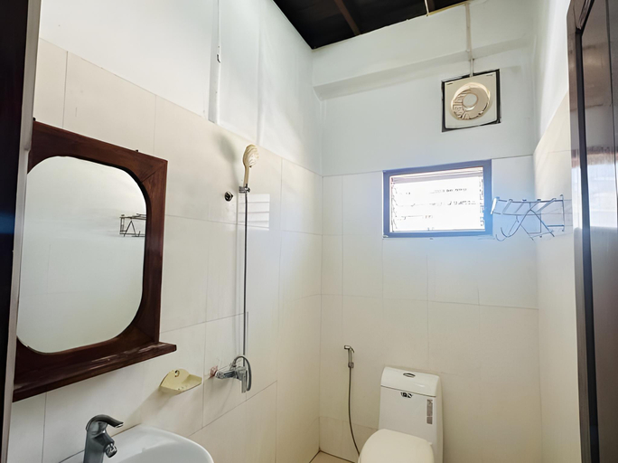 Bathroom 4, Kingkham Riverside Hotel, Luang Prabang