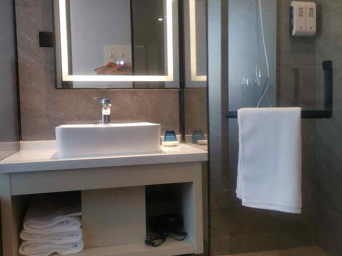 Bathroom 5, Gya Shanghai Long Distance Passenger Terminal Hote, Shanghai
