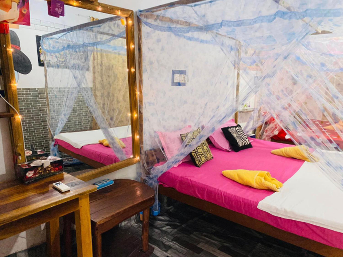 Bedroom 2, Star Rest Beach Hotel, Pothuvil